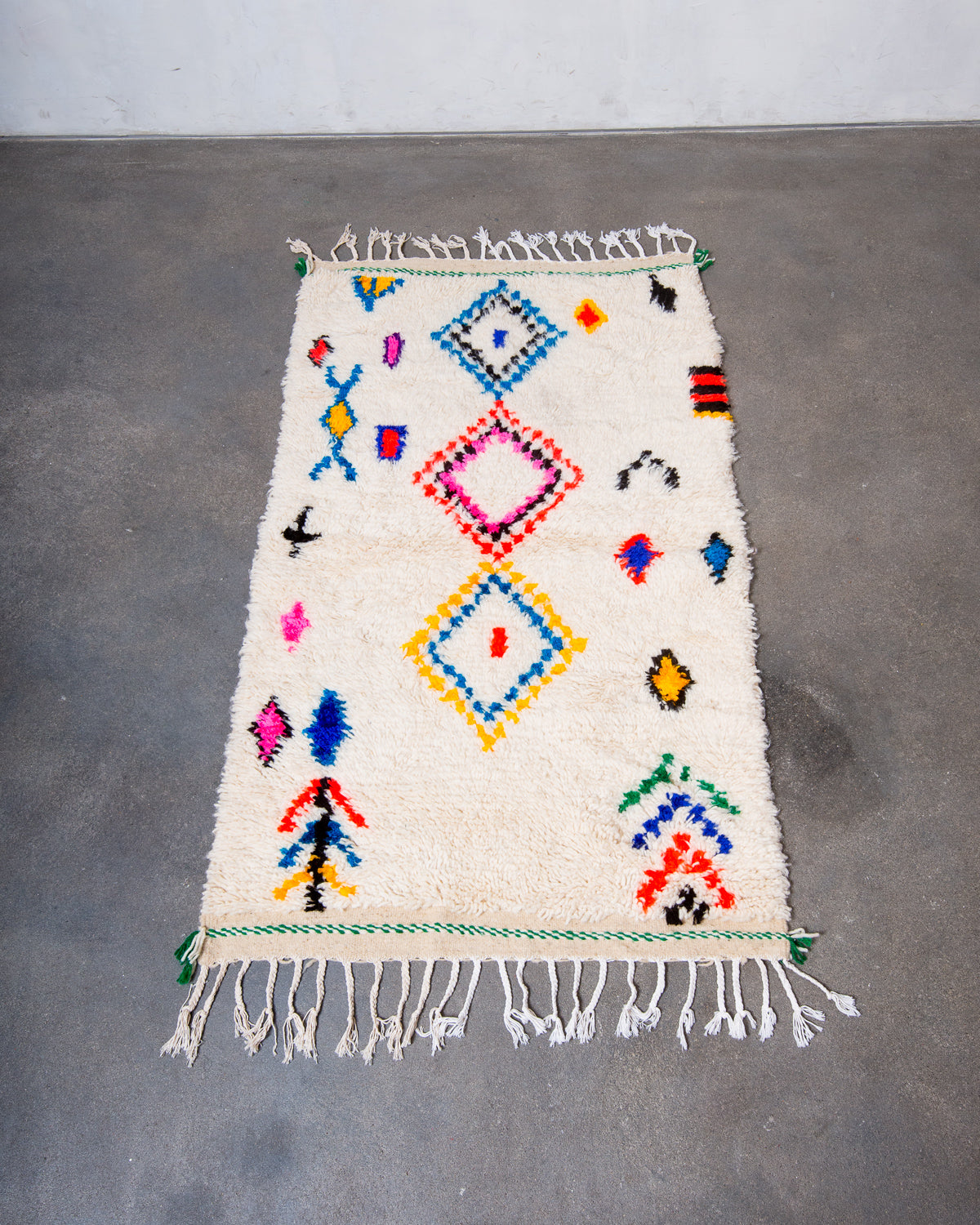 Modern designer handcrafted Berber rug from Morocco. Azilal rug with beautiful colours and patterns. Made of sheep’s wool and colourful cotton.